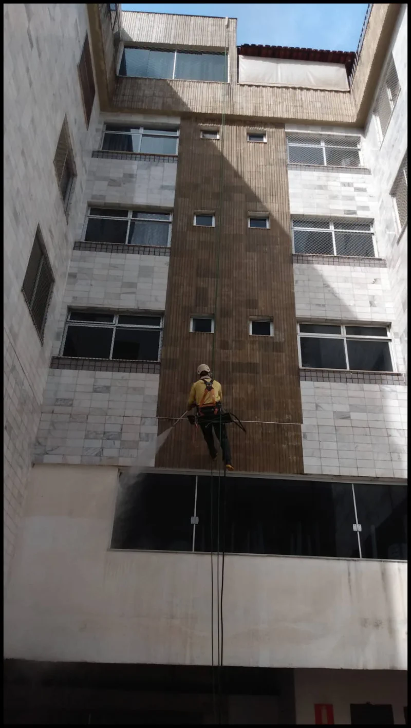 Profissional em acesso por corda limpa o revestimento externo